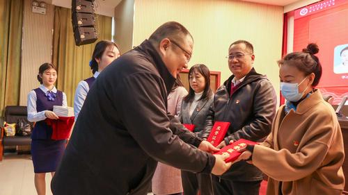 3校党委书记邵元辉为受表彰的同志颁发荣誉证书和学习书籍